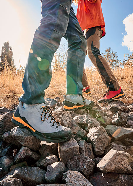 BÄR Schuhe Damenschuhe Wanderschuhe Bergkomfort Wanderschuh dunkelgrau terracare® Rindnubuk wasserabweisend Emotionsbild