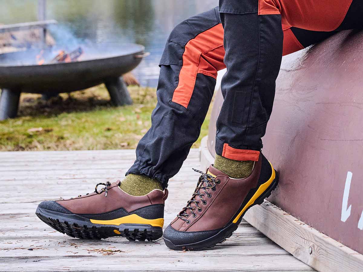 BÄR Schuhe Herrenschuhe Wanderschuhe Bergkomfort Wanderschuh dunkelbraun terracare® gewachstes Rindnappa wasserabweisend Emotionsbild