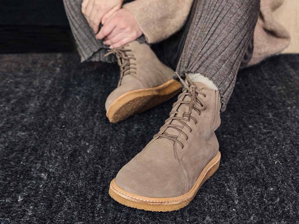 BÄR Schuhe Damenschuhe Freizeitschuhe Maud taupe Kalbveloursleder wasserabweisend Emotionsbild